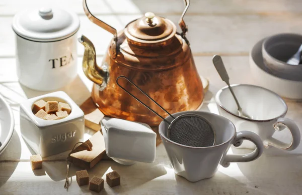 Cocina bodegón con hervidor de agua de cobre y utensilios de cerámica en su — Foto de Stock
