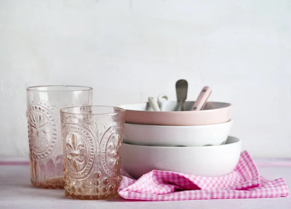 Tigelas vazias cor-de-rosa e brancas e utensílios de cozinha — Fotografia de Stock