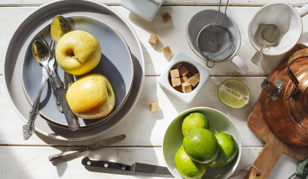 Meyve, seramik gereçleri ve bakır kett ile mutfak natürmort — Stok fotoğraf