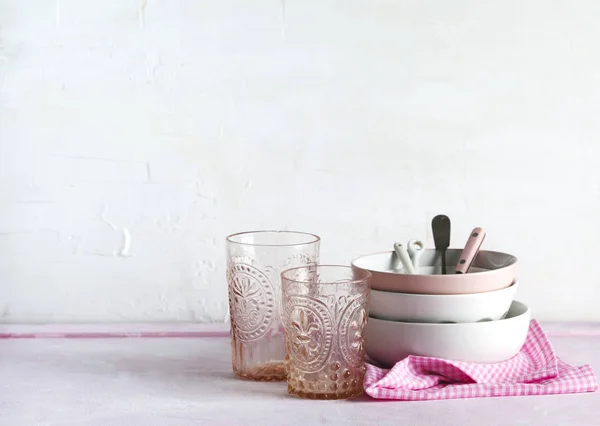 Üres rózsaszín és fehér tálak, poharak és konyhai eszközök, s — Stock Fotó