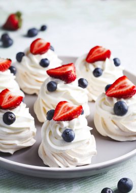 Krem şanti ve çilek ile Mini Pavlova beze.