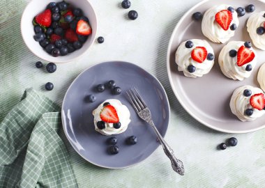 Krem şanti ve yaban mersini ve str ile Mini Pavlova beze