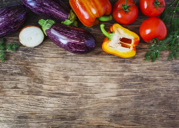 Mat matlagning bakgrund med färska grönsaker, uppifrån — Stockfoto