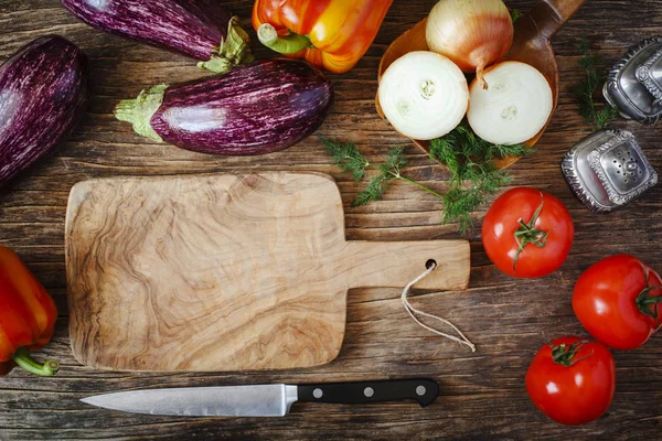 Fondo de cocina de alimentos con verduras frescas y corte de madera — Foto de Stock