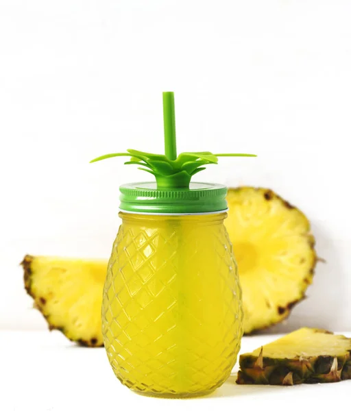 Ananas suyu ve taze ananas dilimleri — Stok fotoğraf