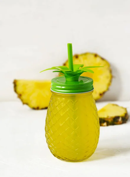 Jugo de piña y rodajas de piña fresca —  Fotos de Stock