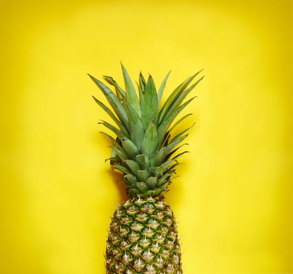 Piña fresca sobre fondo amarillo — Foto de Stock