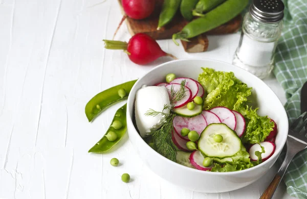 Turp, salatalık ve yeşil bezelye ile Bahar sebze salatası — Stok fotoğraf