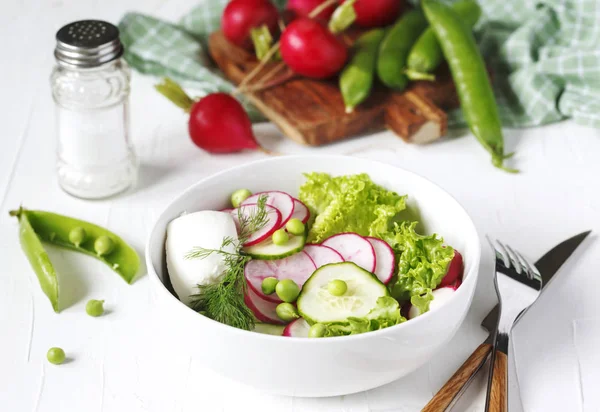 Turp, salatalık ve yeşil bezelye ile Bahar sebze salatası — Stok fotoğraf
