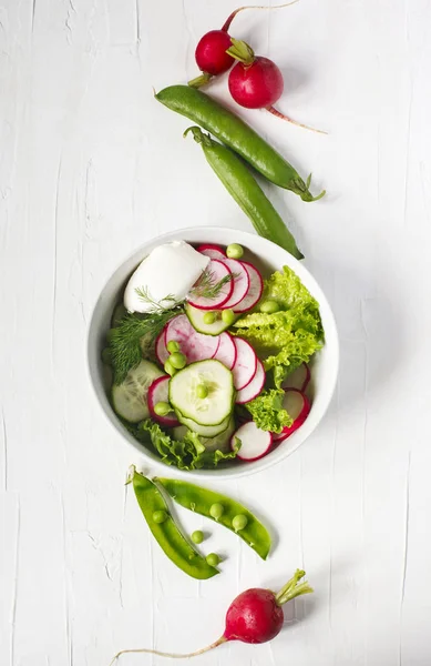 Insalata di verdure primaverili con ravanello, cetriolo e piselli verdi — Foto Stock