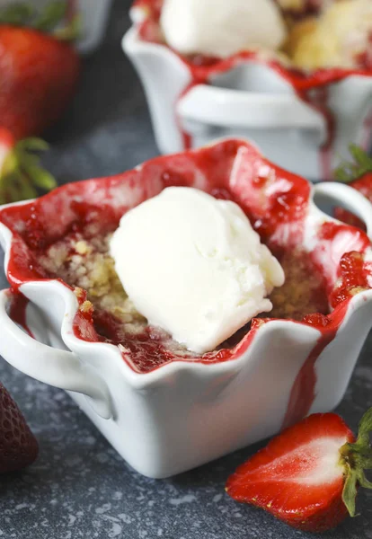 Strawberry crumble in bowl. — Stock Photo, Image