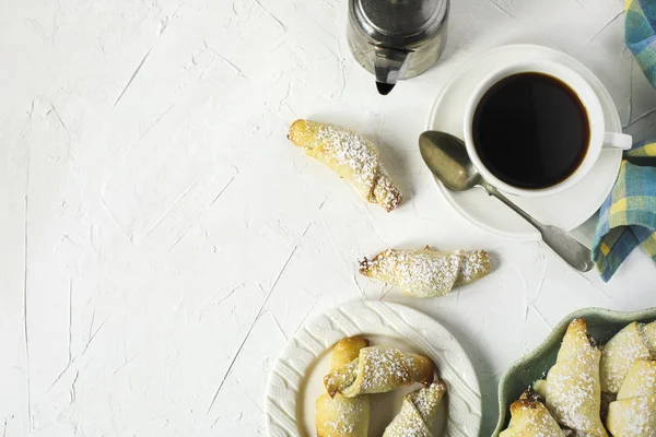 Rugelach z czekoladowym napełnianiem i filiżanką Coffe, widok z góry — Zdjęcie stockowe