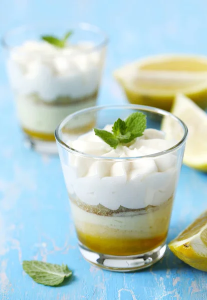 Limoncello - Postre italiano. Mousse de pastel de limón con látigo — Foto de Stock