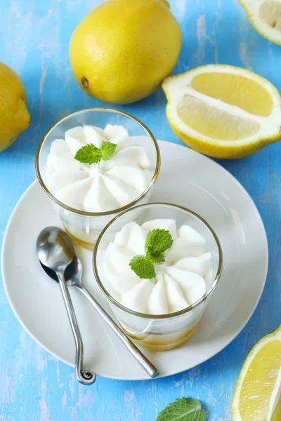 Limoncello - italian Dessert.  Lemon Cheesecake Mousse with Whip — Stock Photo, Image