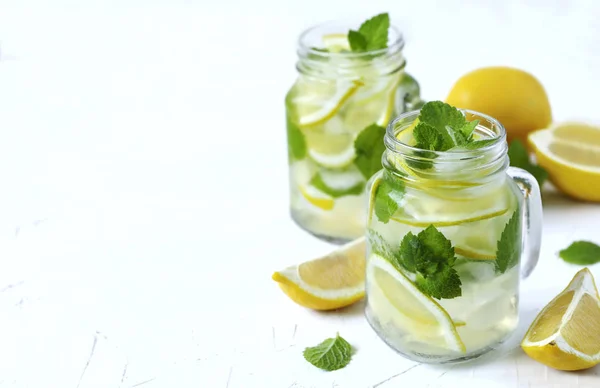 Tarro Mason vaso de limonada con menta sobre fondo blanco —  Fotos de Stock