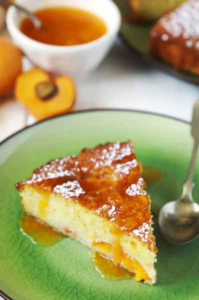 Stück Marillenkuchen Mit Marmelade Auf Grünem Teller — Stockfoto