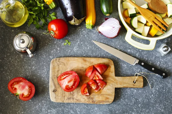 Verduras frescas y sartén para cocinar en la mesa, vista superior. Foo saludable — Foto de Stock