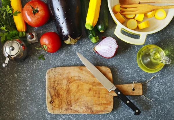 Verduras frescas y sartén para cocinar en la mesa, vista superior. Foo saludable — Foto de Stock