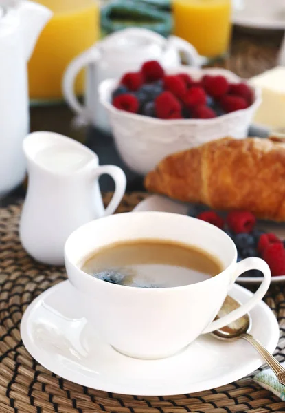 Desayuno con café y croissant —  Fotos de Stock