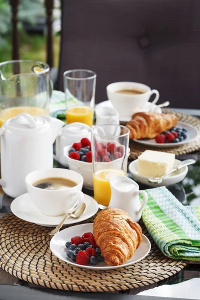 Ontbijt op het open terras — Stockfoto