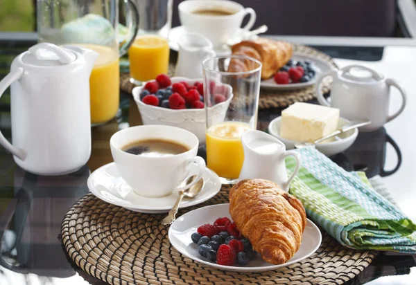Сніданок на відкритій терасі — стокове фото