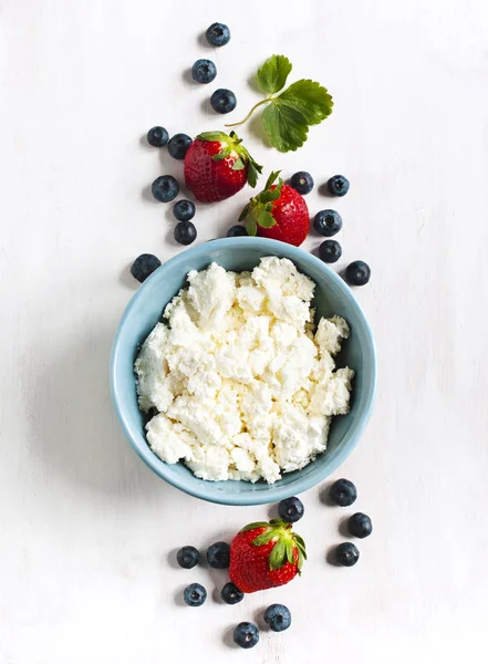 Fromage cottage frais et baies pour une alimentation saine — Photo