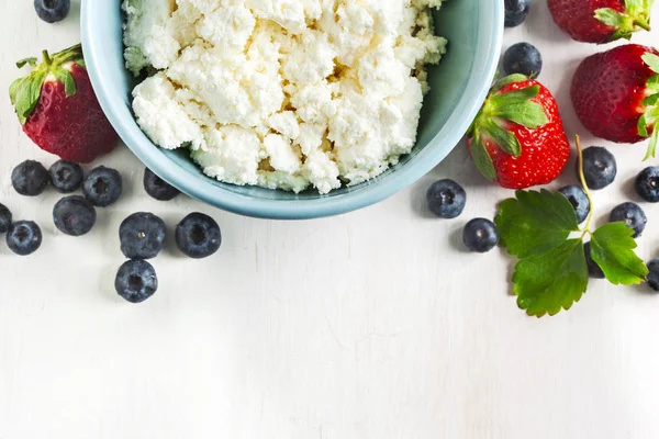 Queijo cottage fresco e bagas para uma alimentação saudável — Fotografia de Stock