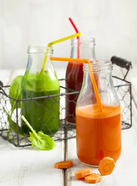 Frutas e suco de legumes em garrafa — Fotografia de Stock
