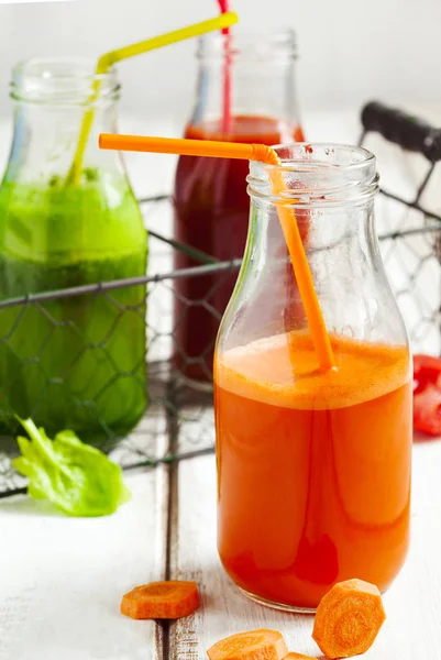 Frutas e suco de legumes em garrafa — Fotografia de Stock