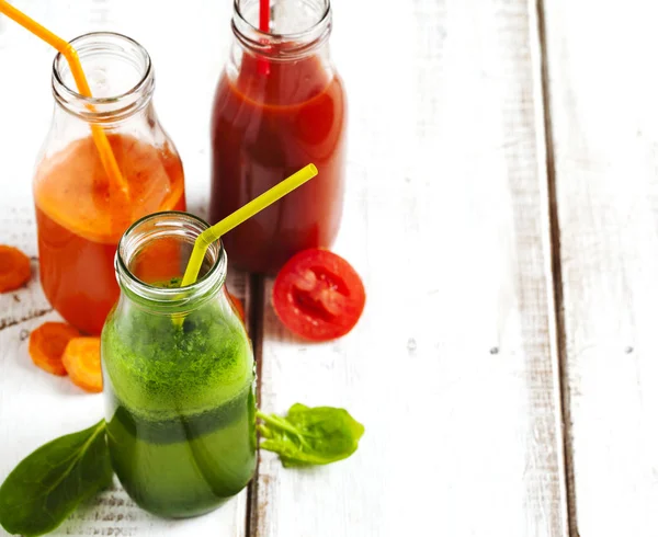 Obst und Gemüsesaft in der Flasche — Stockfoto