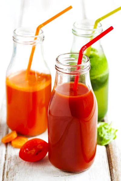Frutas e suco de legumes em garrafa . — Fotografia de Stock