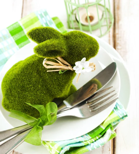 Definição de mesa de Páscoa com decoração de coelho verde — Fotografia de Stock