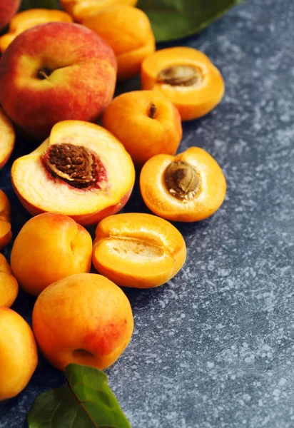 Apricots and peaches — Stock Photo, Image