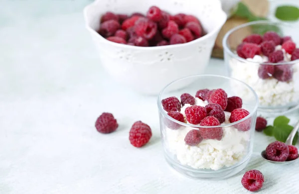 Cottage cheese with fresh raspberry for healthy breakfast — Stock Photo, Image