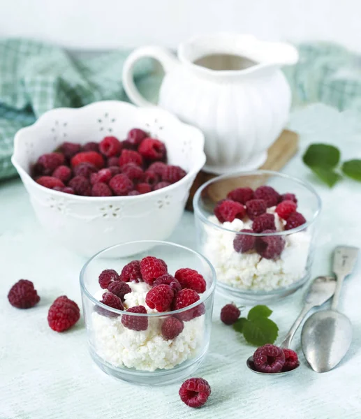 Cottage cheese with fresh raspberry for healthy breakfast — Stock Photo, Image