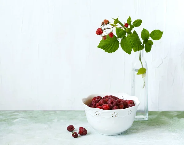 Frische Himbeeren in Schüssel — Stockfoto