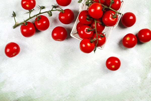 Свежие помидоры на светлом зеленом фоне — стоковое фото