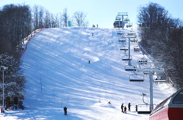 Skiers going down the slope at Horseshoe ski resort in Barrie, O — Stock Photo, Image