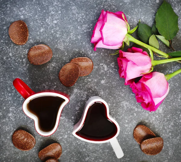 Heart shaped cup of tea and chocolate candy. Valentines day conc — Stock Photo, Image