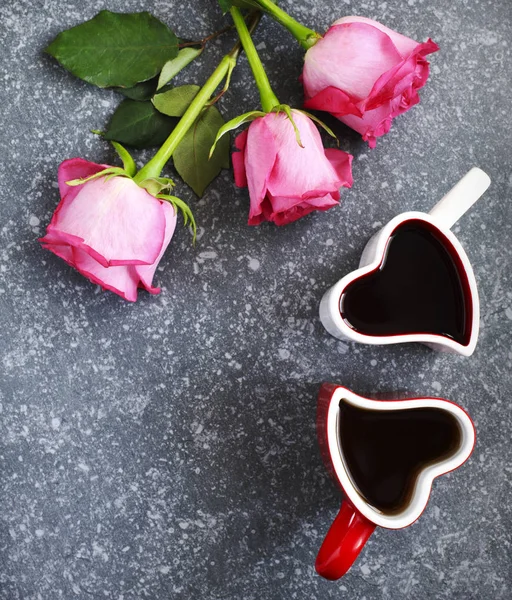 Herzförmige Tasse Tee und Strauß Rosen. Valentinstag — Stockfoto