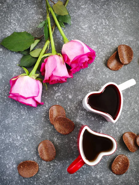 Heart shaped cup of tea and chocolate candy. Valentines day conc — Stock Photo, Image