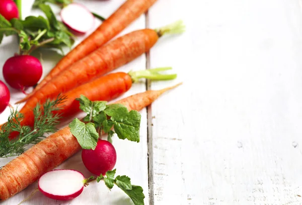 Verduras de primavera no fundo de madeira branco com espaço de cópia. Ca — Fotografia de Stock