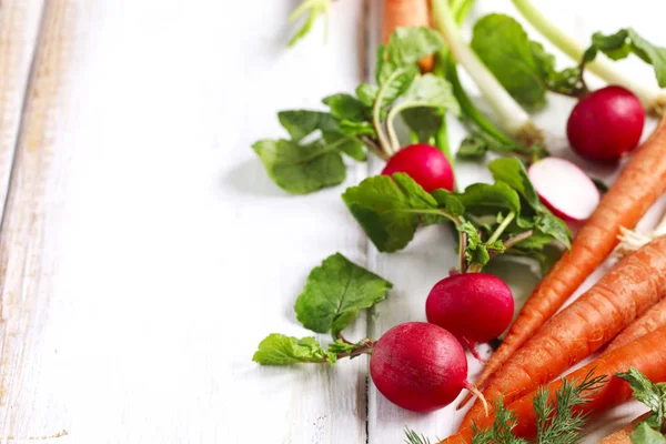 Verduras de primavera sobre fondo de madera blanca con espacio para copiar. Ca — Foto de Stock