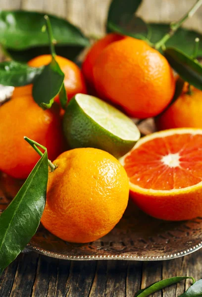 Čerstvé mandarinky s listy — Stock fotografie