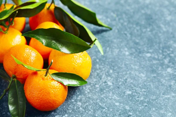 Färska mandariner med blad — Stockfoto