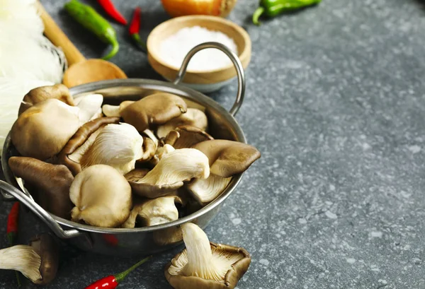 Austernpilze und Lebensmittelzutaten zum Kochen — Stockfoto