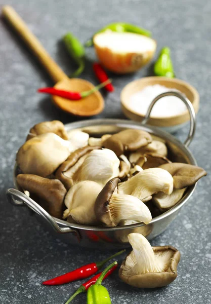 Austernpilze und Lebensmittelzutaten zum Kochen — Stockfoto