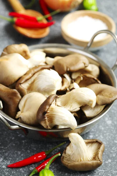 Austernpilze und Lebensmittelzutaten zum Kochen — Stockfoto