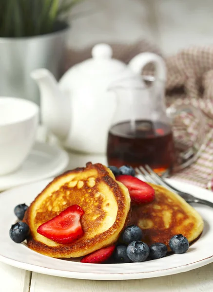 Pancakes with strawberries, blueberries and maple syrup for a br — Stock Photo, Image