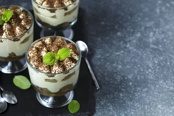 Homemade Italian dessert Tiramisu served in individual glasses — Stock Photo, Image